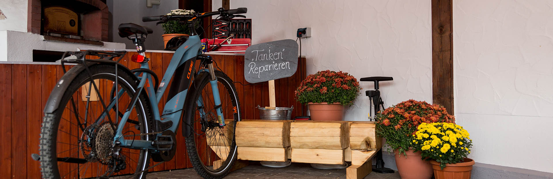 Fahrrad parkt in der Waschstation des Hotel Fränkischen Hof in Rehau