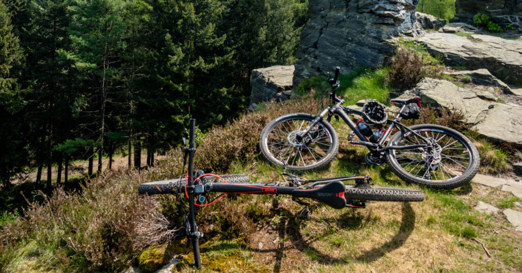 Mountainbiketour - zwei Fahrräder auf der Aussichtplattform