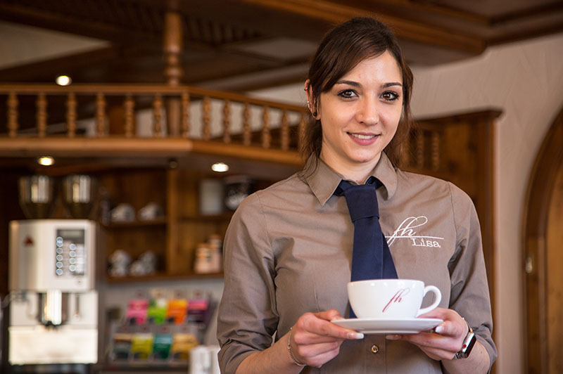 Freundliche Kellnerin serviert Kaffee im Fränkischen Hof Rehau